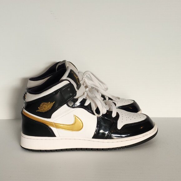 Boy's Air Jordan 1 Mid Patent SE GS 'Black Gold' - FCM38